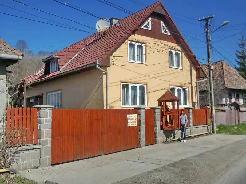  Mézbor House