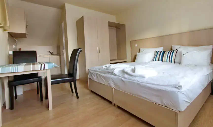  Cazare | Motel (K1021-8) Imaginea poate fi supusă drepturilor de autor. Se recomandă contactarea titularului drepturilor.