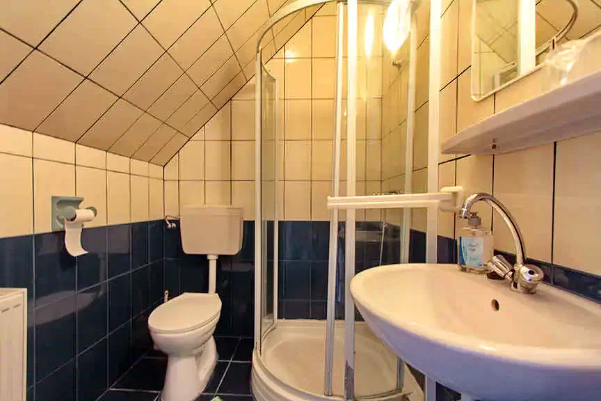  Cazare | Motel (K1021-12) Imaginea poate fi supusă drepturilor de autor. Se recomandă contactarea titularului drepturilor.