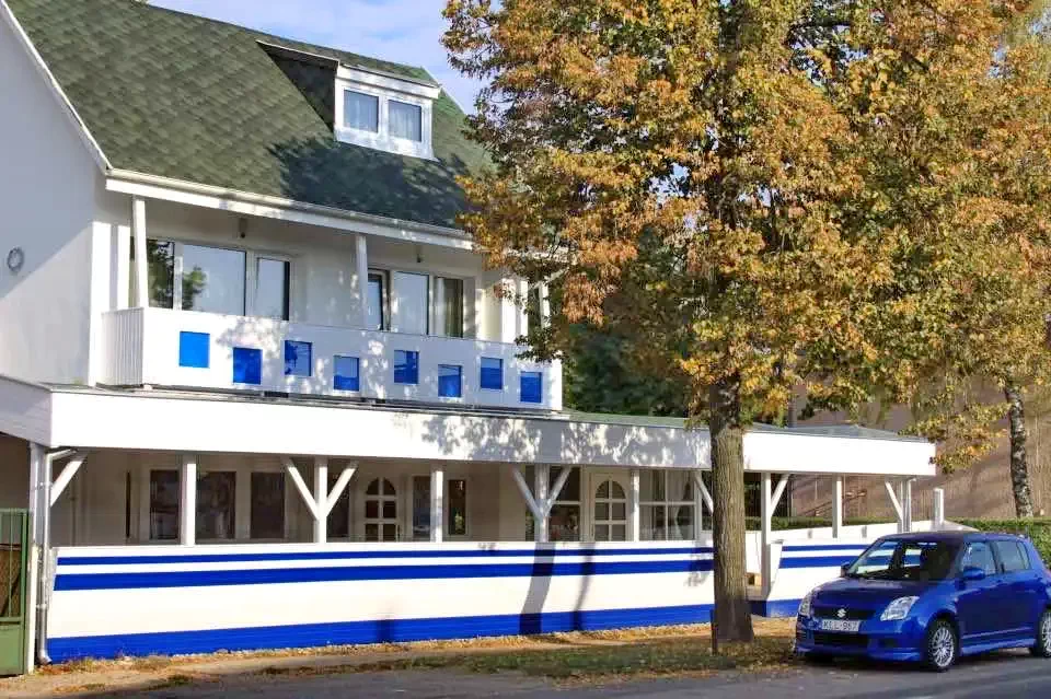  Cazare | Motel (K1021-13) Imaginea poate fi supusă drepturilor de autor. Se recomandă contactarea titularului drepturilor.