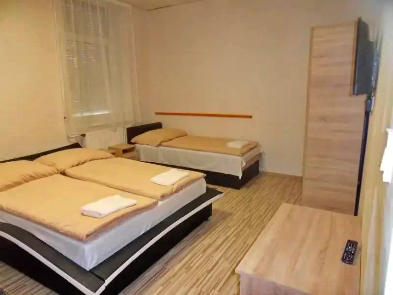  Cazare | Motel (K1327-12) Imaginea poate fi supusă drepturilor de autor. Se recomandă contactarea titularului drepturilor.