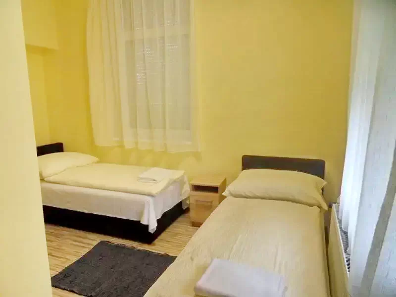  Cazare | Motel (K1327-14) Imaginea poate fi supusă drepturilor de autor. Se recomandă contactarea titularului drepturilor.