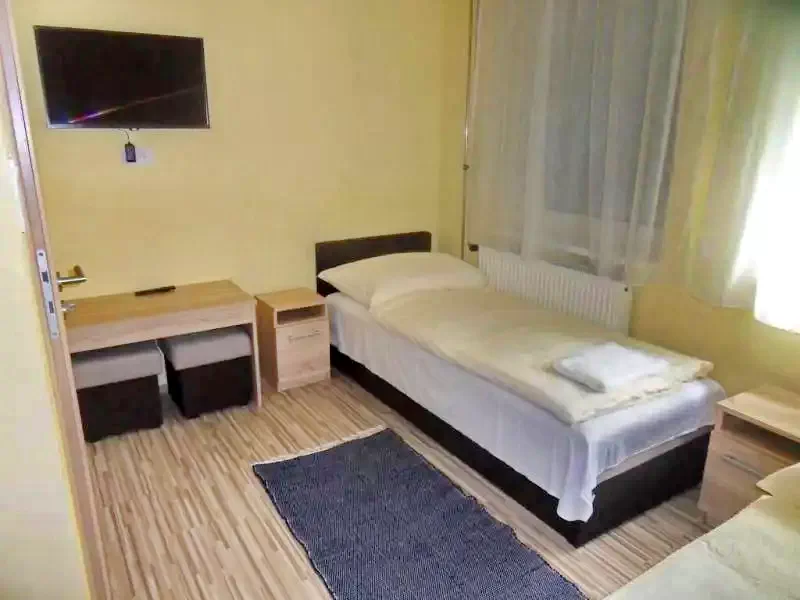  Cazare | Motel (K1327-16) Imaginea poate fi supusă drepturilor de autor. Se recomandă contactarea titularului drepturilor.