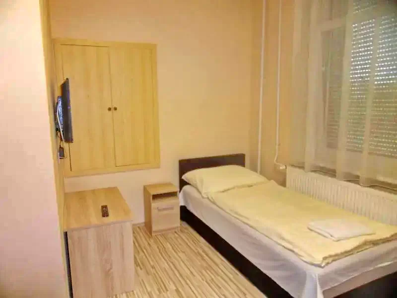  Cazare | Motel (K1327-17) Imaginea poate fi supusă drepturilor de autor. Se recomandă contactarea titularului drepturilor.