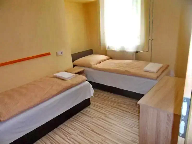  Cazare | Motel (K1327-19) Imaginea poate fi supusă drepturilor de autor. Se recomandă contactarea titularului drepturilor.