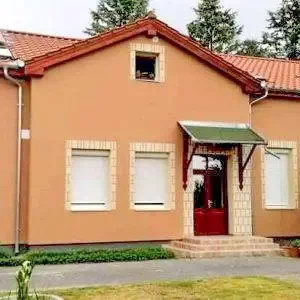  Cazare | Motel (K1327-25) Imaginea poate fi supusă drepturilor de autor. Se recomandă contactarea titularului drepturilor.