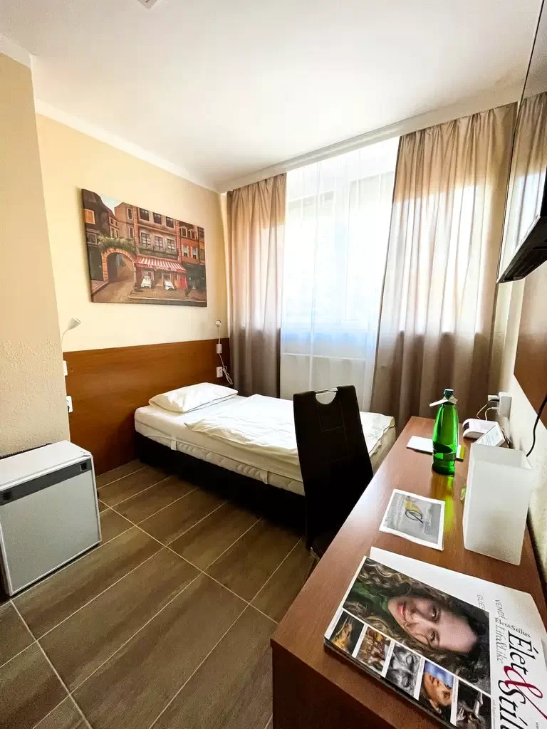  Cazare | Pensiune turistică (K1085-12) Imaginea poate fi supusă drepturilor de autor. Se recomandă contactarea titularului drepturilor.