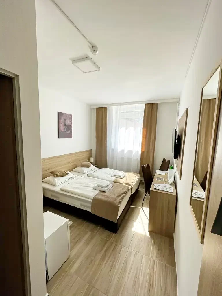  Cazare | Pensiune turistică (K1085-15) Imaginea poate fi supusă drepturilor de autor. Se recomandă contactarea titularului drepturilor.