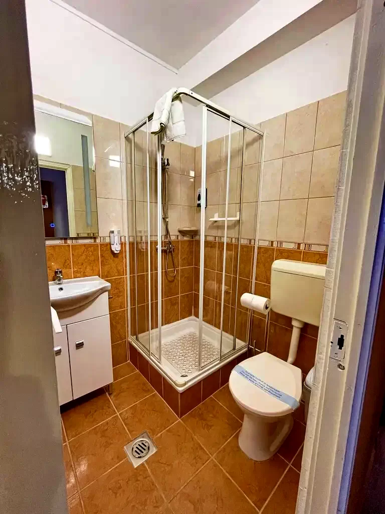  Cazare | Pensiune turistică (K1085-19) Imaginea poate fi supusă drepturilor de autor. Se recomandă contactarea titularului drepturilor.