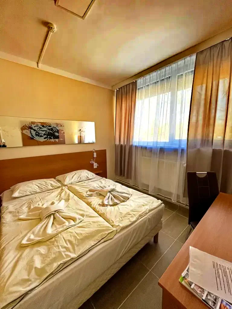  Cazare | Pensiune turistică (K1085-30) Imaginea poate fi supusă drepturilor de autor. Se recomandă contactarea titularului drepturilor.