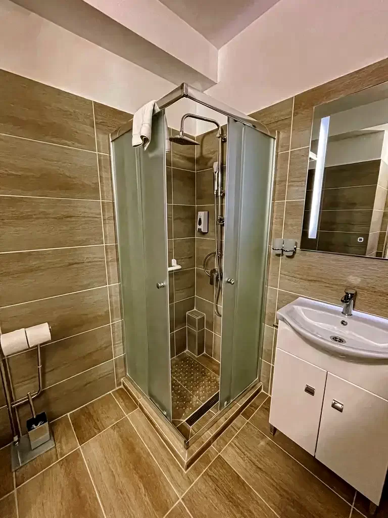  Cazare | Pensiune turistică (K1085-32) Imaginea poate fi supusă drepturilor de autor. Se recomandă contactarea titularului drepturilor.