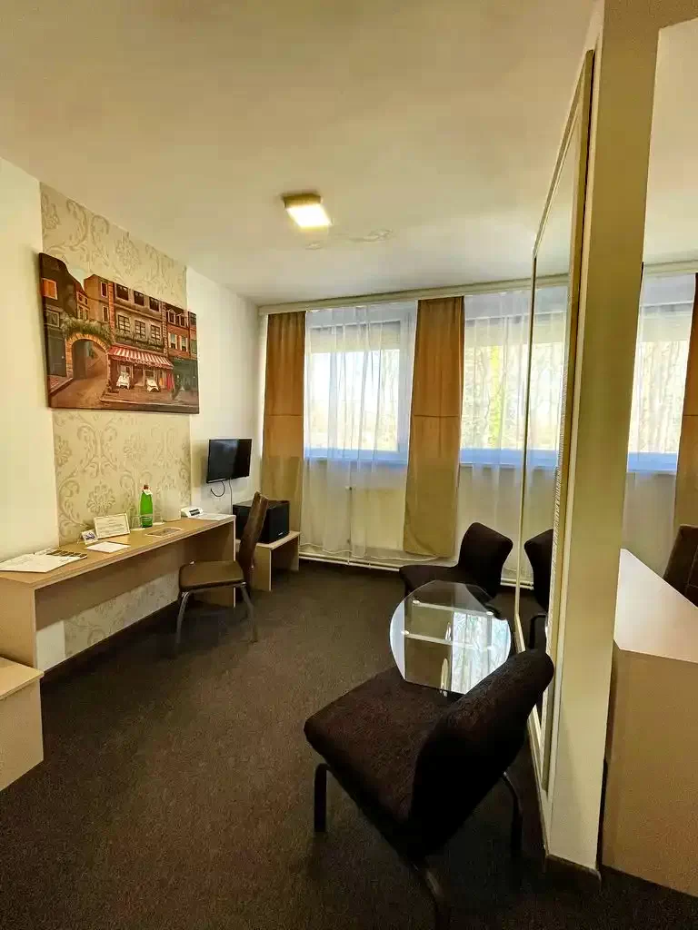  Cazare | Pensiune turistică (K1085-33) Imaginea poate fi supusă drepturilor de autor. Se recomandă contactarea titularului drepturilor.