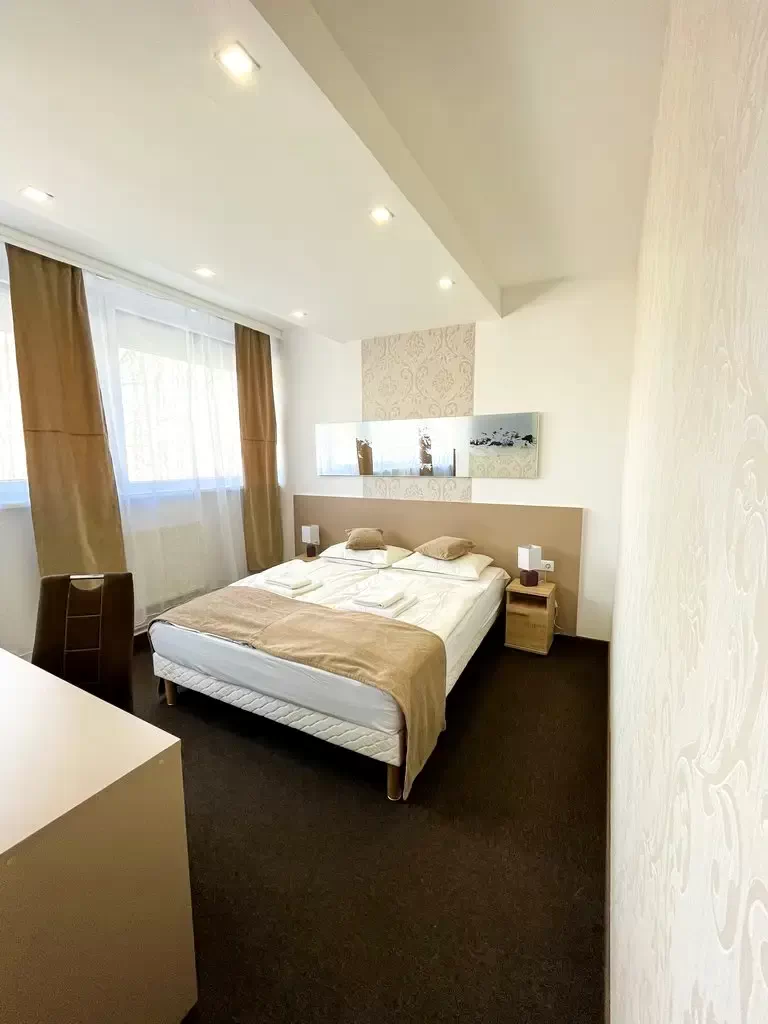  Cazare | Pensiune turistică (K1085-35) Imaginea poate fi supusă drepturilor de autor. Se recomandă contactarea titularului drepturilor.