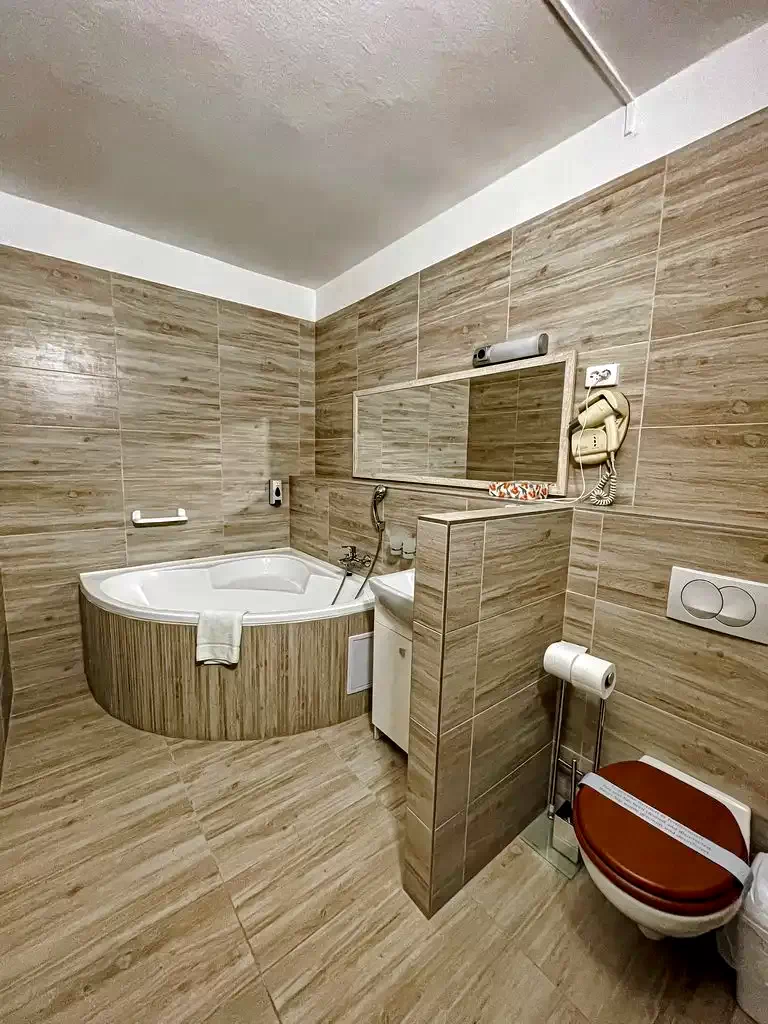  Cazare | Pensiune turistică (K1085-36) Imaginea poate fi supusă drepturilor de autor. Se recomandă contactarea titularului drepturilor.