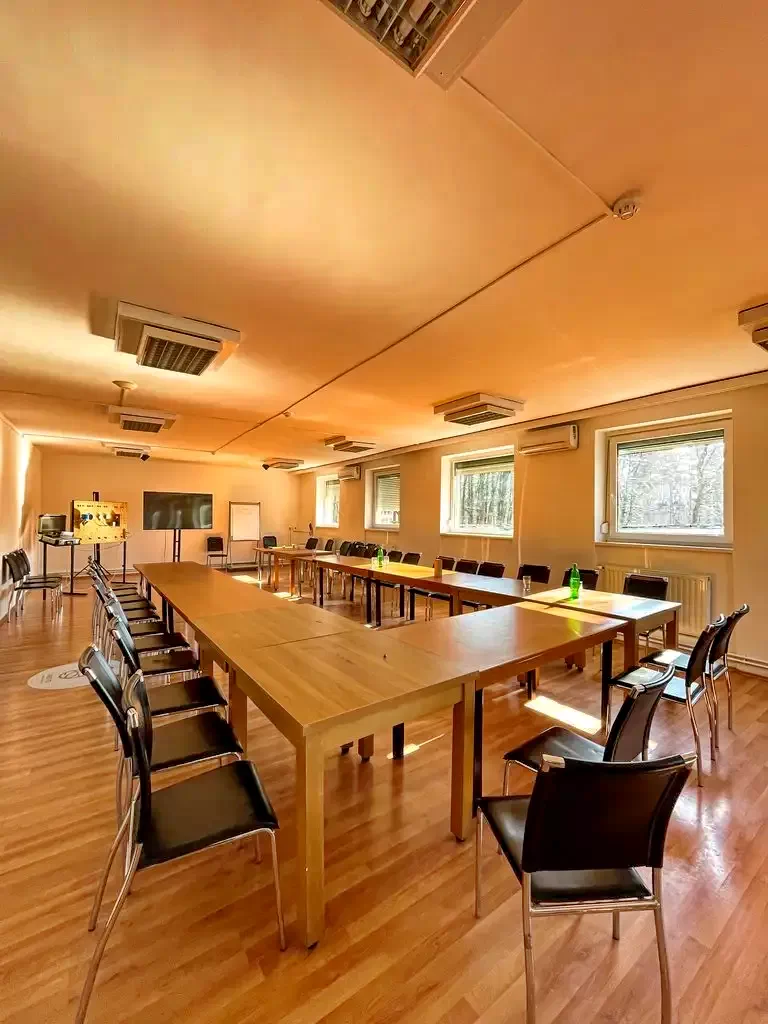  Cazare | Pensiune turistică (K1085-41) Imaginea poate fi supusă drepturilor de autor. Se recomandă contactarea titularului drepturilor.