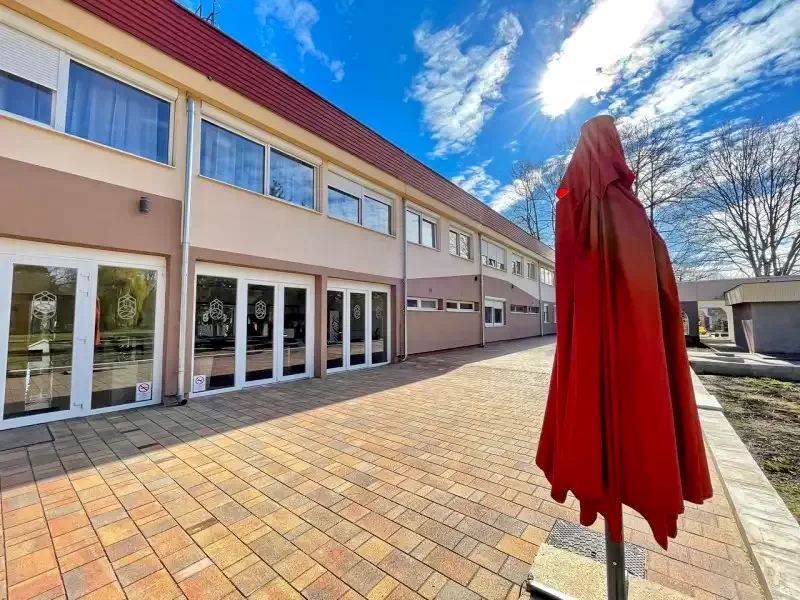  Cazare | Pensiune turistică (K1085-49) Imaginea poate fi supusă drepturilor de autor. Se recomandă contactarea titularului drepturilor.