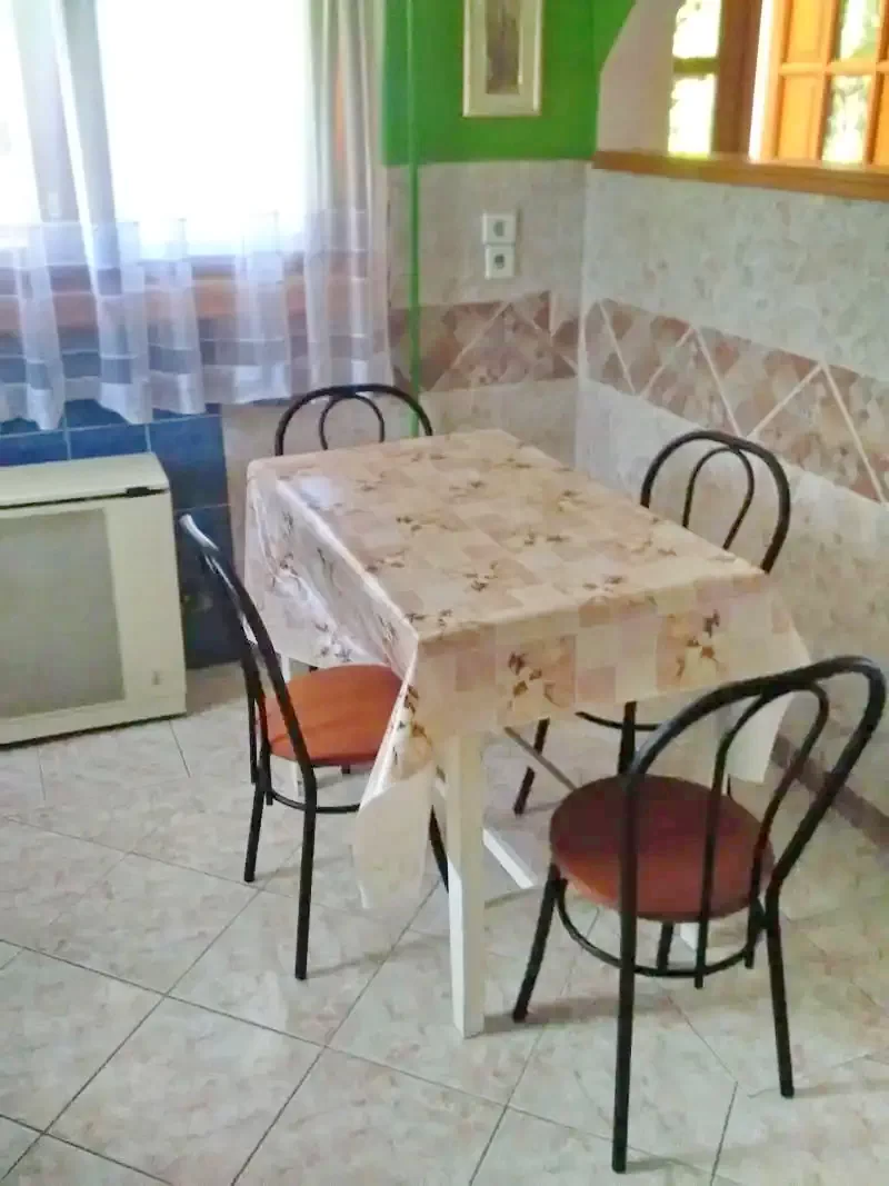  Cazare | Sat de vacanță (K0589-3) Imaginea poate fi supusă drepturilor de autor. Se recomandă contactarea titularului drepturilor.