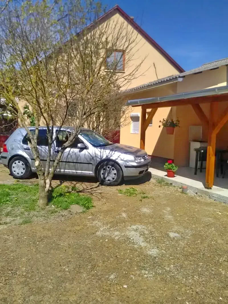  Cazare | Sat de vacanță (K0589-15) Imaginea poate fi supusă drepturilor de autor. Se recomandă contactarea titularului drepturilor.