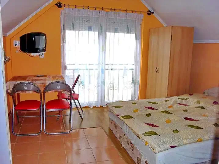  Cazare | Sat de vacanță (K0664-4) Imaginea poate fi supusă drepturilor de autor. Se recomandă contactarea titularului drepturilor.