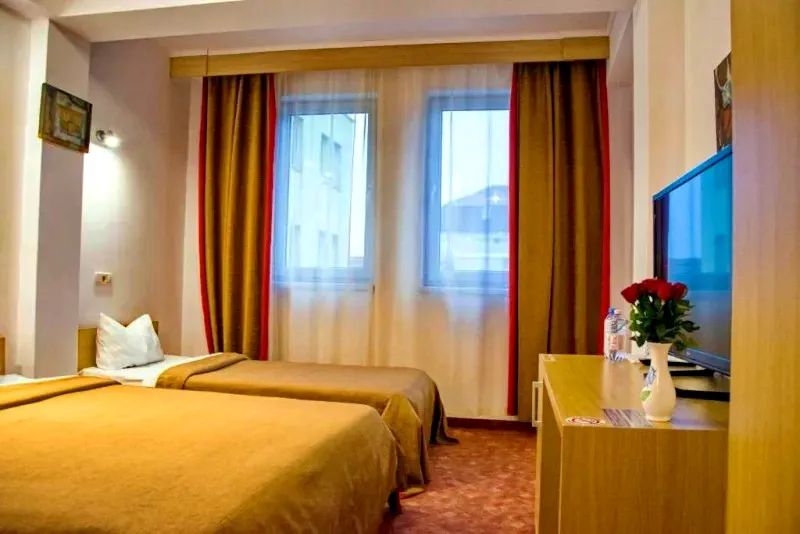 Arad Cazare | Hotel** (K1435-9) Imaginea poate fi supusă drepturilor de autor. Se recomandă contactarea titularului drepturilor.
