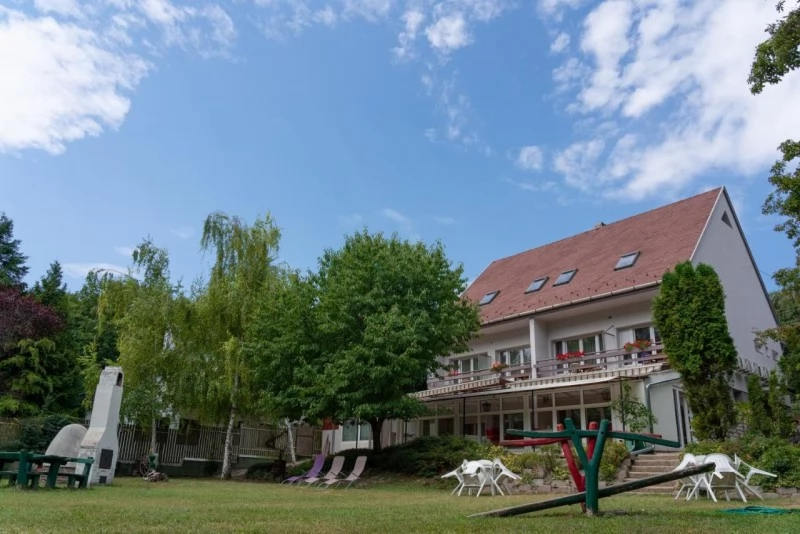  Cazare | Motel (K1047-20) Imaginea poate fi supusă drepturilor de autor. Se recomandă contactarea titularului drepturilor.