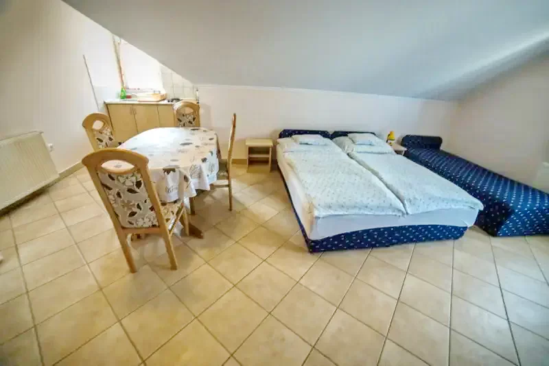  Cazare | Sat de vacanță (K0791-5) Imaginea poate fi supusă drepturilor de autor. Se recomandă contactarea titularului drepturilor.