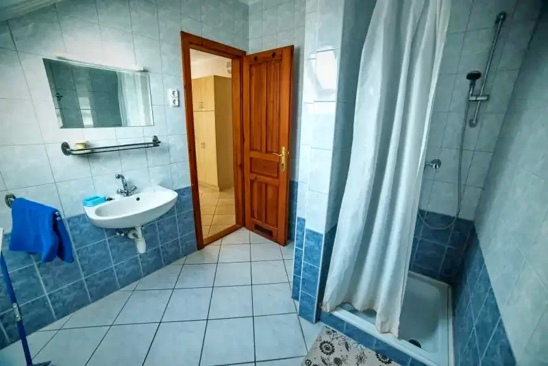  Cazare | Sat de vacanță (K0791-8) Imaginea poate fi supusă drepturilor de autor. Se recomandă contactarea titularului drepturilor.