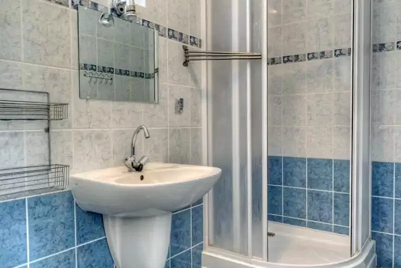  Cazare | Motel (K0671-8) Imaginea poate fi supusă drepturilor de autor. Se recomandă contactarea titularului drepturilor.