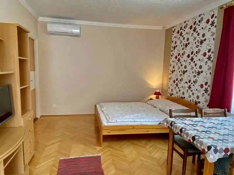  Cazare | Motel (K0671-11) Imaginea poate fi supusă drepturilor de autor. Se recomandă contactarea titularului drepturilor.
