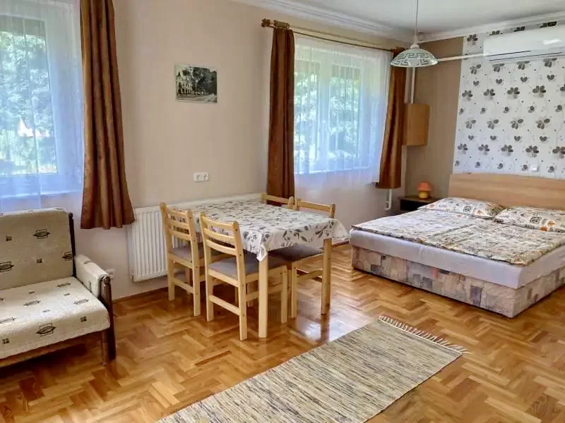  Cazare | Motel (K0671-22) Imaginea poate fi supusă drepturilor de autor. Se recomandă contactarea titularului drepturilor.