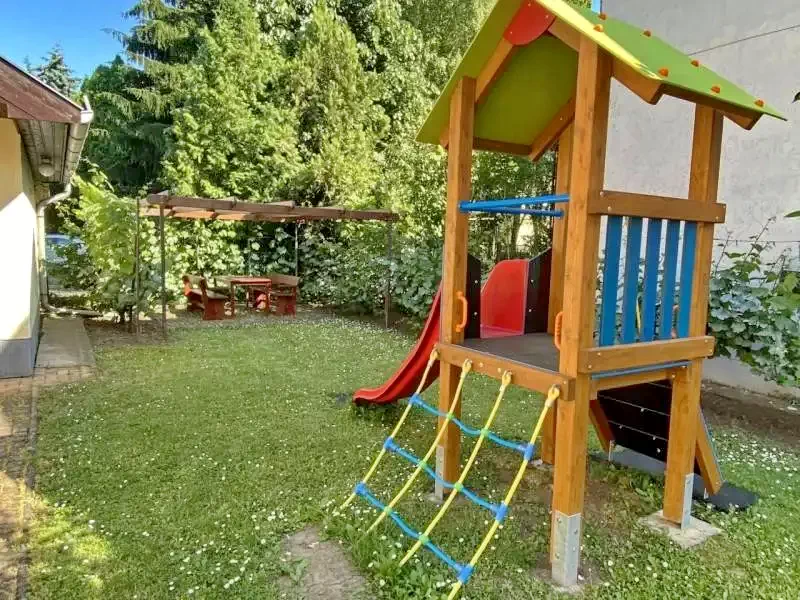  Cazare | Motel (K0671-26) Imaginea poate fi supusă drepturilor de autor. Se recomandă contactarea titularului drepturilor.