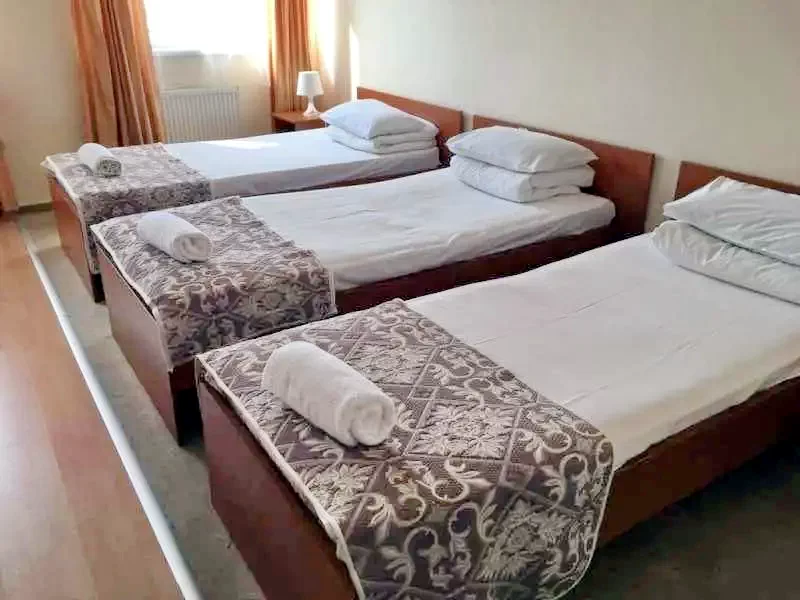  Cazare | Pensiune turistică (K1050-13) Imaginea poate fi supusă drepturilor de autor. Se recomandă contactarea titularului drepturilor.