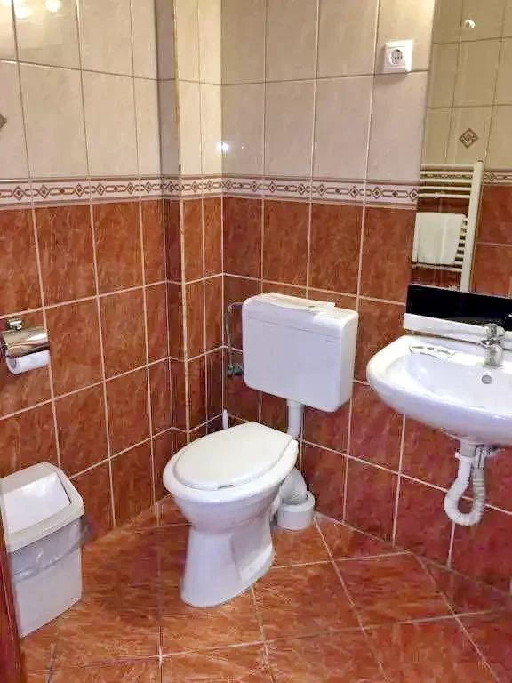  Cazare | Pensiune turistică (K1050-26) Imaginea poate fi supusă drepturilor de autor. Se recomandă contactarea titularului drepturilor.