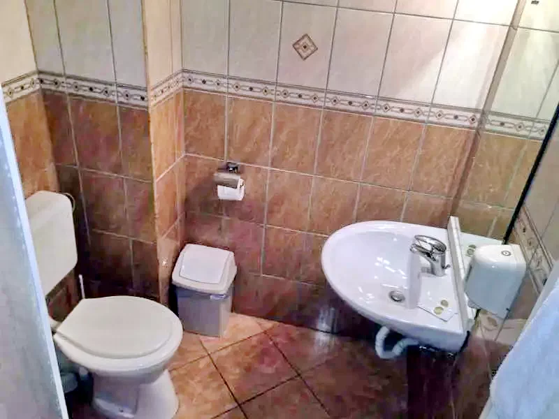  Cazare | Pensiune turistică (K1050-28) Imaginea poate fi supusă drepturilor de autor. Se recomandă contactarea titularului drepturilor.