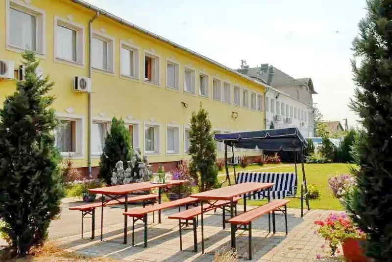  Cazare | Pensiune turistică (K1050-31) Imaginea poate fi supusă drepturilor de autor. Se recomandă contactarea titularului drepturilor.