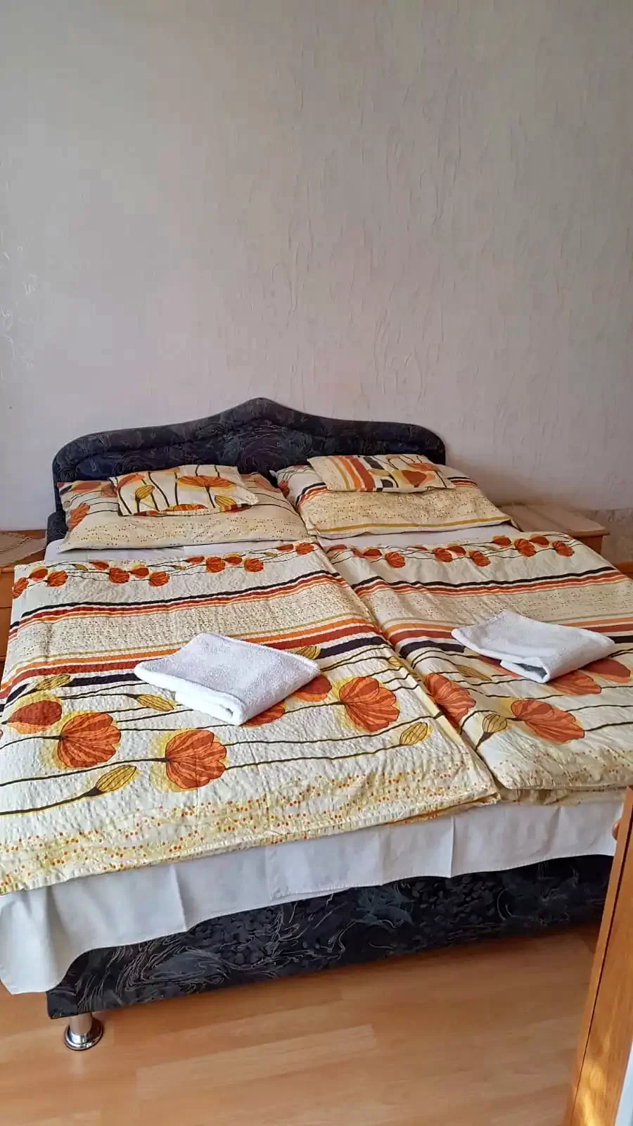  Cazare | Casă de apartamente (K0915-9) Imaginea poate fi supusă drepturilor de autor. Se recomandă contactarea titularului drepturilor.