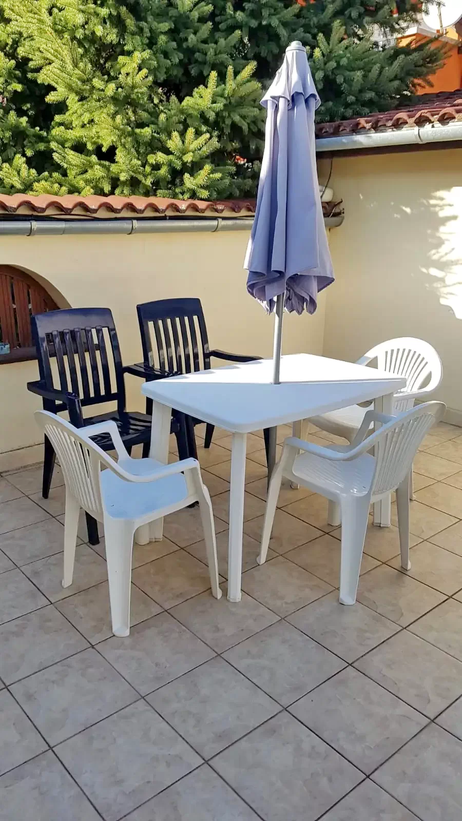  Cazare | Casă de apartamente (K0915-16) Imaginea poate fi supusă drepturilor de autor. Se recomandă contactarea titularului drepturilor.