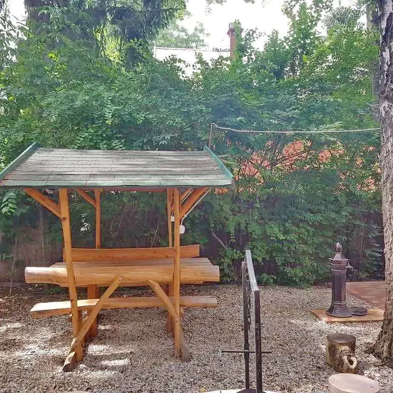  Cazare | Casă de apartamente (K0927-13) Imaginea poate fi supusă drepturilor de autor. Se recomandă contactarea titularului drepturilor.