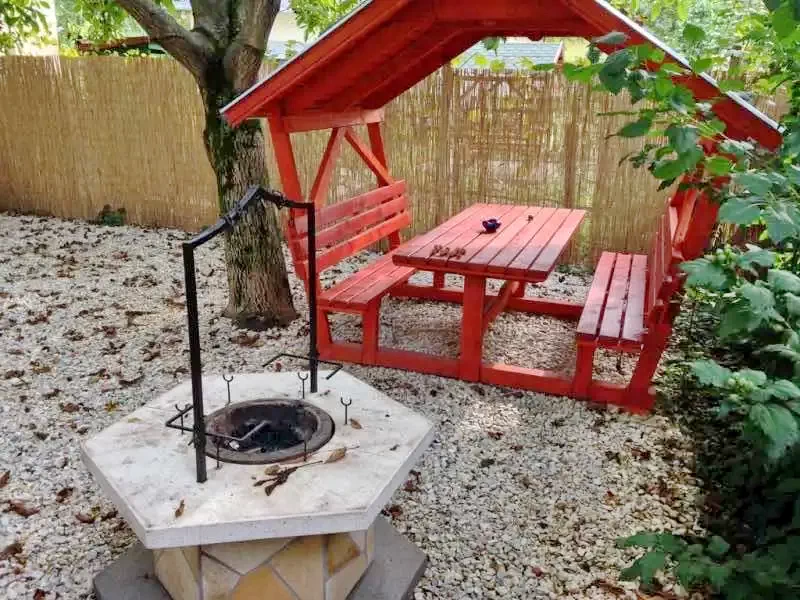  Cazare | Casă de apartamente (K0906-2) Imaginea poate fi supusă drepturilor de autor. Se recomandă contactarea titularului drepturilor.