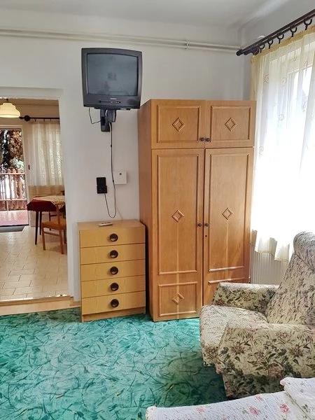  Cazare | Casă de apartamente (K0906-10) Imaginea poate fi supusă drepturilor de autor. Se recomandă contactarea titularului drepturilor.