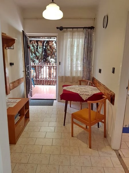  Cazare | Casă de apartamente (K0906-11) Imaginea poate fi supusă drepturilor de autor. Se recomandă contactarea titularului drepturilor.