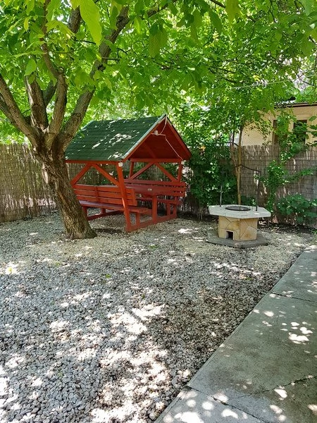  Cazare | Casă de apartamente (K0906-13) Imaginea poate fi supusă drepturilor de autor. Se recomandă contactarea titularului drepturilor.