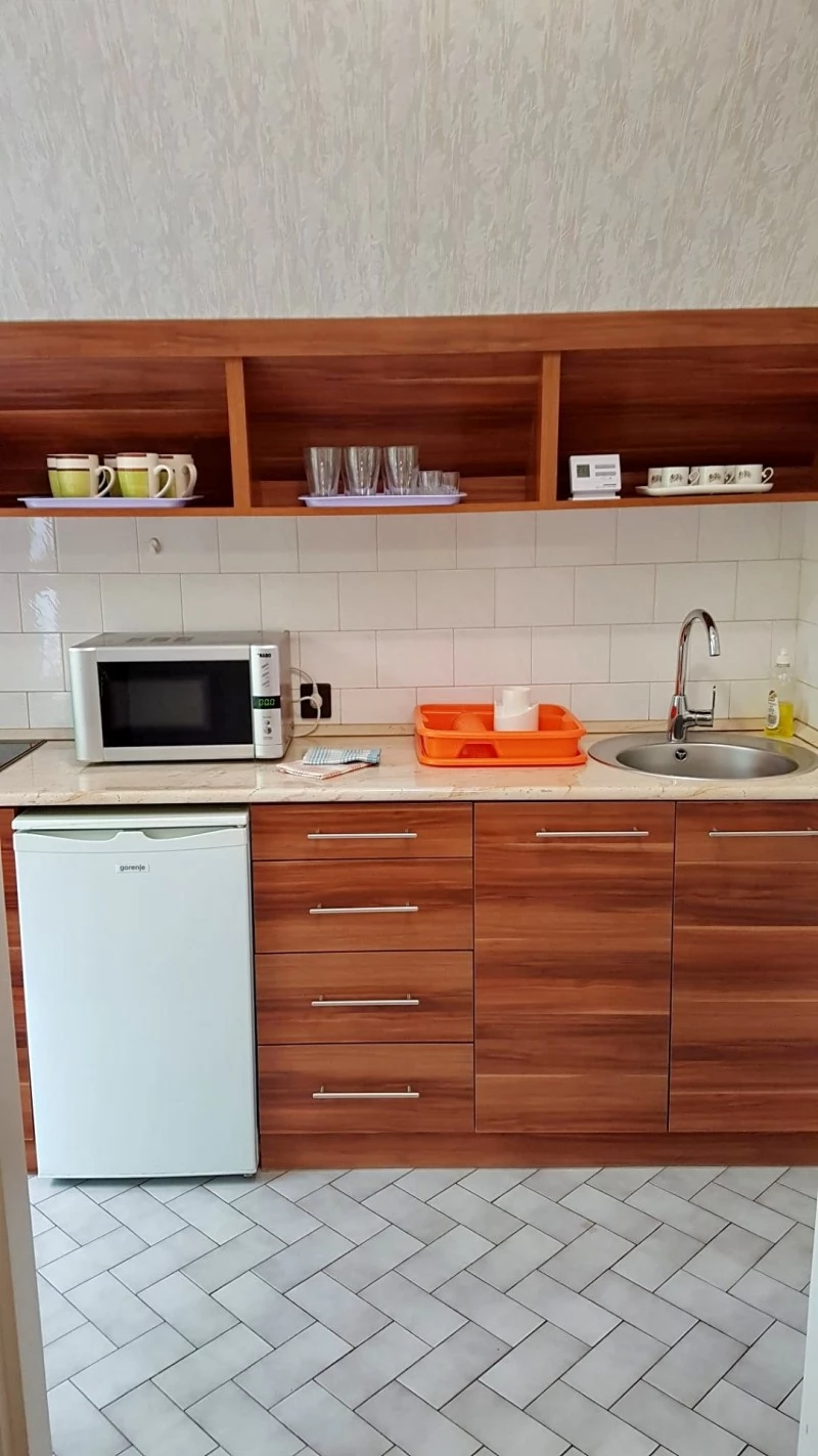  Cazare | Casă de apartamente (K0906-27) Imaginea poate fi supusă drepturilor de autor. Se recomandă contactarea titularului drepturilor.