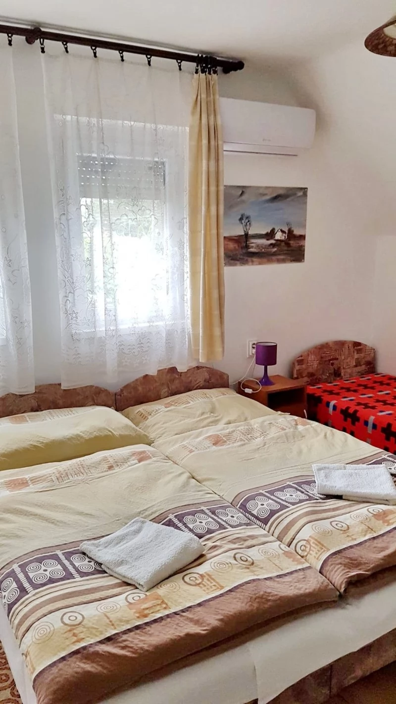  Cazare | Casă de apartamente (K0906-33) Imaginea poate fi supusă drepturilor de autor. Se recomandă contactarea titularului drepturilor.
