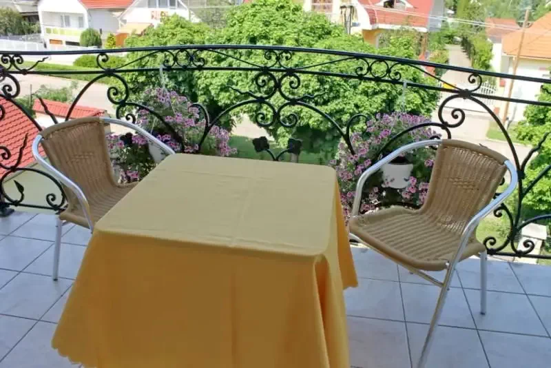  Cazare | Sat de vacanță (K0337-3) Imaginea poate fi supusă drepturilor de autor. Se recomandă contactarea titularului drepturilor.