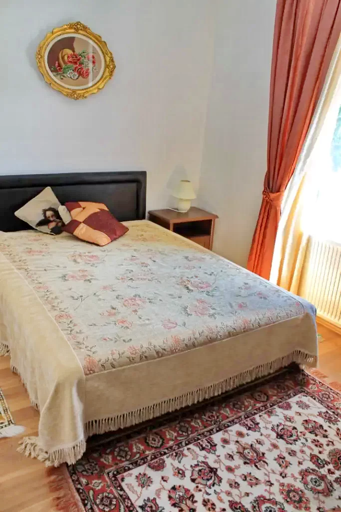  Cazare | Sat de vacanță (K0337-8) Imaginea poate fi supusă drepturilor de autor. Se recomandă contactarea titularului drepturilor.