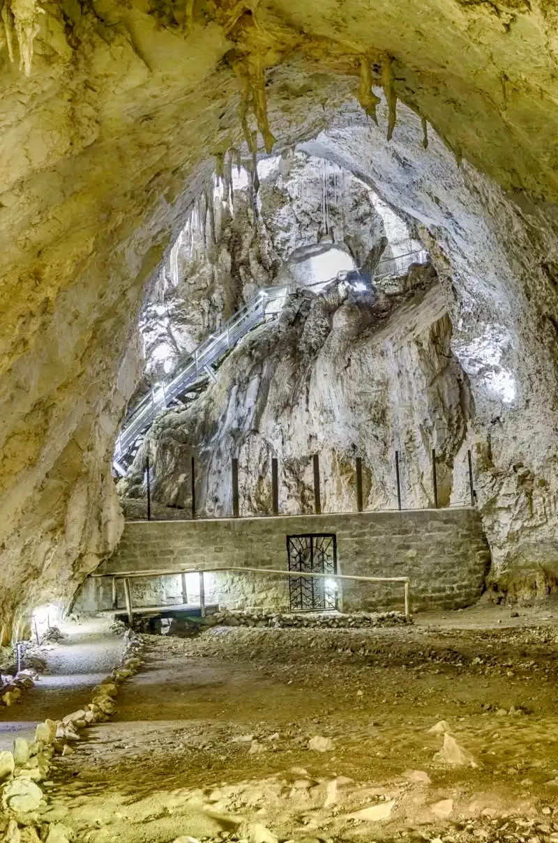 Mézgedi-cseppkőbarlang