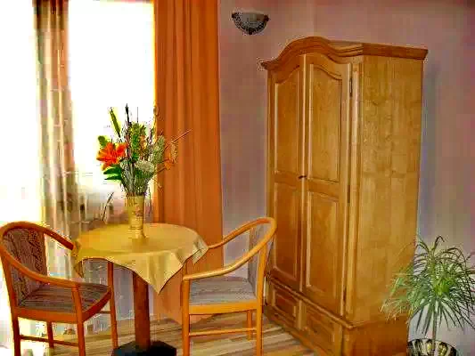  Cazare | Pensiune turistică (K1071-9) Imaginea poate fi supusă drepturilor de autor. Se recomandă contactarea titularului drepturilor.