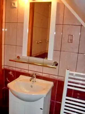  Cazare | Pensiune turistică (K1071-13) Imaginea poate fi supusă drepturilor de autor. Se recomandă contactarea titularului drepturilor.