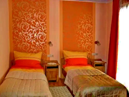  Cazare | Pensiune turistică (K1071-24) Imaginea poate fi supusă drepturilor de autor. Se recomandă contactarea titularului drepturilor.